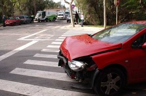 Una espectacular topada entre dos vehicles a la Parellada acaba amb un dels vehicles bolcat