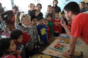 El "Dia de la diversitat" omple el CEIP Guillem Fortuny d'activitats i tallers de diverses cultures