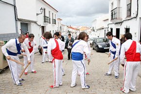 El Ball de Bastons de Cambrils participa en el XII Encuentro de Tamborileros de la Puebla de Guzmán