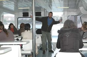 Ruta literària en barca per una mar força moguda