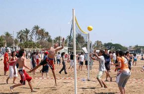 La platja del Regueral acull unes jornades de volei-platja pels alumnes dels centres escolars del Baix Camp