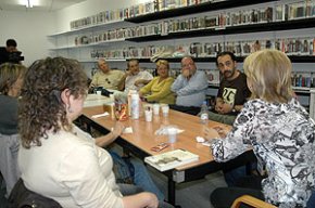 Carles Alcoy enceta un cicle de trobades amb el Club de Lectura adult de la Biblioteca per parlar dels tòpics literaris