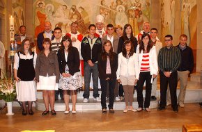 13 joves reben el sagrament de la Confirmació a la parròquia de Santa Maria