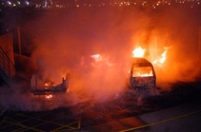 Un espectacular incendi al moll de ponent posa en perill la flota pesquera