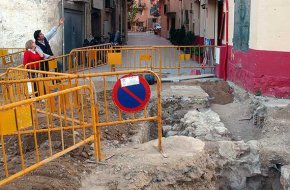 Les obres de remodelació al passeig d'Albert treuen a la llum les restes d'una possible torre de la muralla medieval