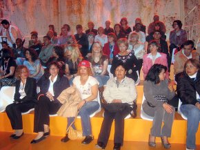 Les parelles lingüístiques i l'alumnat de lOficina de Català visiten el Gaudí Centre de Reus i el programa Bocamoll de TV3