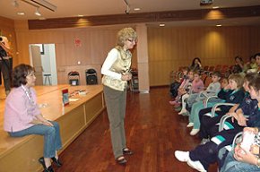 El "Viatjant amb contes" de la Biblioteca acosta els contes de la Xina als més petits