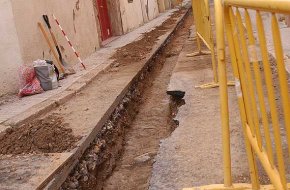 Es troben les restes d'un antic paviment situat al llarg del carrer del Cardenal Vidal i Barraquer
