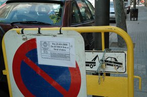 S'instal·len de nou les tanques avisant de la pintura de les zones blaves i es retiren tres hores després