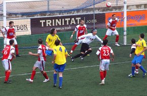 El FC Cambrils i l'Oleastrum empaten els seus respectius partits i hauran d'esperar per saber si mantenen la categoria