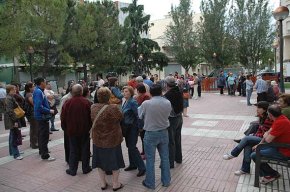 Un centenar de veïns es concentren a la plaça de Carles Roig per reclamar que es treguin totes les zones blaves a la Vila