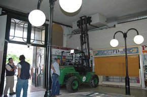 El retard en les obres de millora del Mercat de la Vila provoca les queixes dels paradistes
