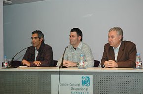 Prop d'un centenar de persones assisteixen a la presentació de "Cambrils, paisatges urbans", de Revista Cambrils Audiovisuals