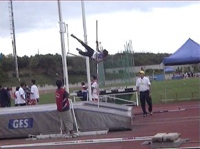 L'atleta David Álvarez aconsegueix la medalla de bronze en la prova de salt amb perxa del campionat de Catalunya