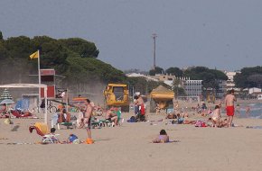 Queixes pel traginament de sorres des de la platja de l'Esquirol a la del Cap de Sant Pere en ple mes de juny