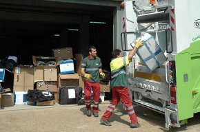 La Policia Local destrueix prop d'una tona de material decomissat de la venda ambulant il·legal