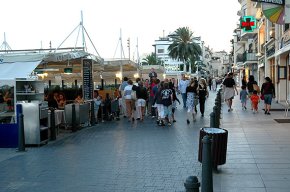 Els hostalers es mobilitzen contra l'increment de la taxa de neteja de la façana del port que vol aplicar Ports de la Generalitat