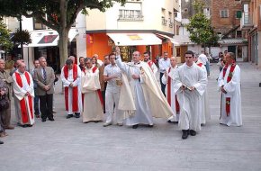 Es beneeixen el campanar i les campanes de l'Església de Sant Pere 