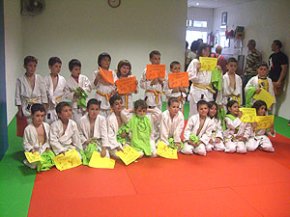 Els alumnes del Club Escola de Judo Cambrils realitzen l'exhibició de final de curs