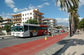 S'enllesteix la instal·lació del carril bici al costat del passeig del Regueral
