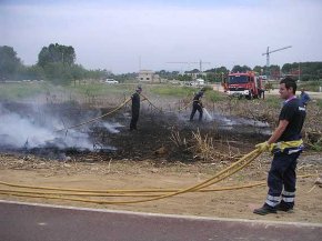 Els bombers realitzen 7 sortides per apagar petits incendis la nit de la revetlla de Sant Joan