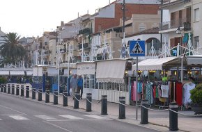 Els hostalers de la façana del port segueixen en peu de guerra davant la taxa de neteja que vol aplicar Ports de la Generalitat
