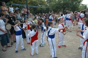 15 nens i nenes d'entre 6 i 9 anys formen part de la nova Colla Infantil del Ball de Bastons de Cambrils