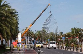 Es comença a col·locar l'escultura "A tota vela" davant del Patronat de Turisme