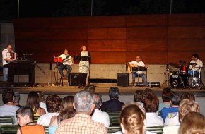 La Teca Teatre i els Oncles Band presenten el seu espectacle "La lluna, la pruna..." davant d'un Parc del Pescador ple
