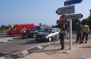Greu col·lisió de tres cotxes a la sortida de la carretera de Montbrió des del barri de la Parellada