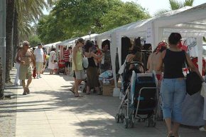 La Fira Fora Stocks posa al carrer una setantena de carpes amb la liquidació de productes de tota mena 