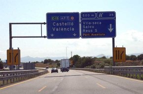 L'AP-7 disposa d'un tercer carril des del límit del terme de Cambrils amb Salou i fins la connexió amb l'AP-2