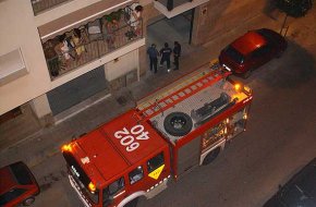 Els bombers i la policia local intervenen en un pàrquing del carrer de Santa Joaquima de Vedruna d'on sortia una forta olor a plàstic cremat
