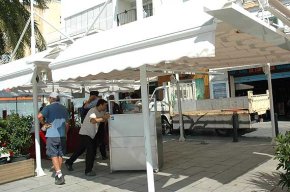 Ports de la Generalitat retira el mobiliari de les terrasses de quatre establiments de la façana marítima 