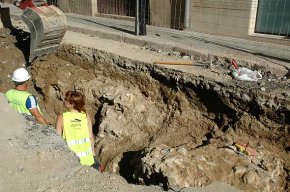 Es troben les possibles restes d'una de les torres de la muralla medieval en les obres del carrer de Sant Plàcid