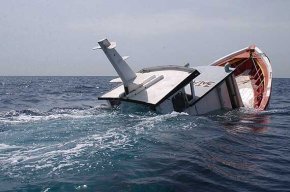 La barca d'arrossegament "Marias de Marfil" ja descansa al cementiri de barques de Cambrils