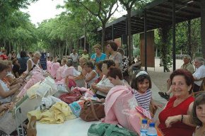 L'Escola de Puntaires de Cambrils surt al carrer per mostrar el tradicional art de les puntes de coixí