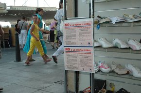 La Unió de Botiguers engega una nova campanya informativa contra la venda ambulant il·legal