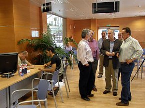 L'alcalde de Vinaròs visita l'OAC de Cambrils per analitzar la posada en marxa d'aquest servei al seu municipi