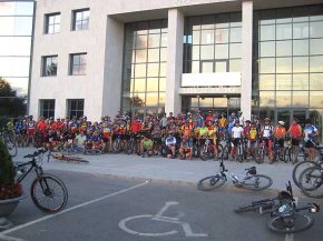 La VII sortida nocturna amb BTT de la Penya Cicloturista Cambrils aplega més d'un centenar de ciclistes