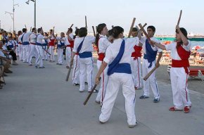70 membres del Ball de Bastons de Cambrils participen en la 33a Trobada Nacional de Bastoners de Catalunya a La Pineda