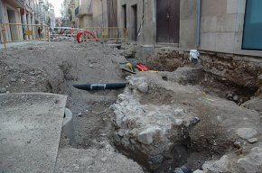 Les restes de la torre de la muralla del carrer de Sant Plàcid es tornen a destapar per ordre de la comissió de Patrimoni i Cultura