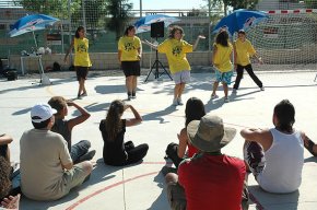 Un grup de joves portuguesos fa una estada a Cambrils per realitzar tasques de voluntariat