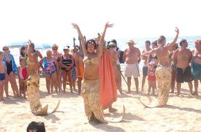 "Lee en la playa" arriba a la platja de l'Esquirol per premiar als banyistes que llegeixen