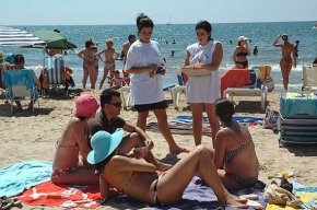 Voluntaris de Mediterrània realitzen un estudi sobre l'estat mediambiental de la platja del Regueral 