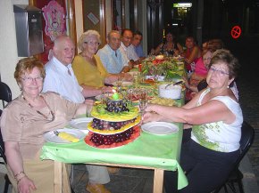 El sopar al carrer i les havaneres centren les festes del Barri Antic