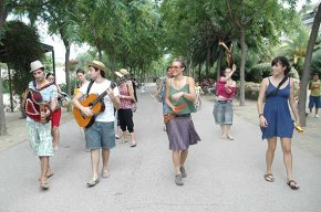La Nit d'Artistes anuncia la seva arribada amb una original enganxada de cartells