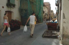 Els veïns critiquen la tardança en la recollida d'un matalàs llançat al carrer de les Creus