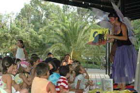 Les fades Aurin i Martina expliquen històries de follets, bruixes i mags al Parc del Pescador