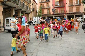 El circ surt al carrer de la mà dels tallers d'estiu del col·legi Cardenal Vidal i Barraquer